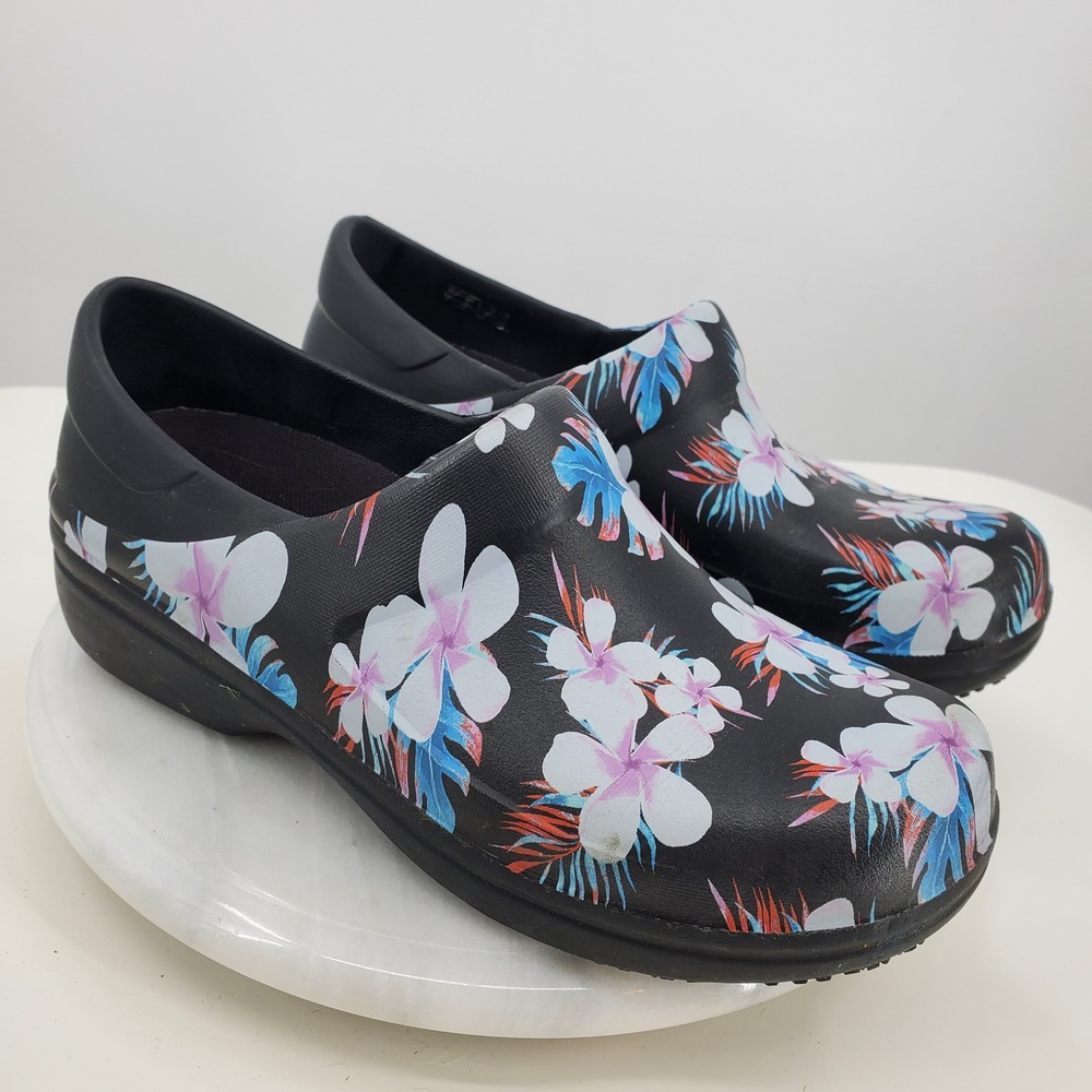 Crocs Floral Work Clogs Black Tropical Plumeria Womens 9 Slip On Nursing Kitchen